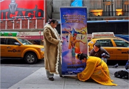 El medio de comunicación de Falun Gong atacó y maldijo a New York Times