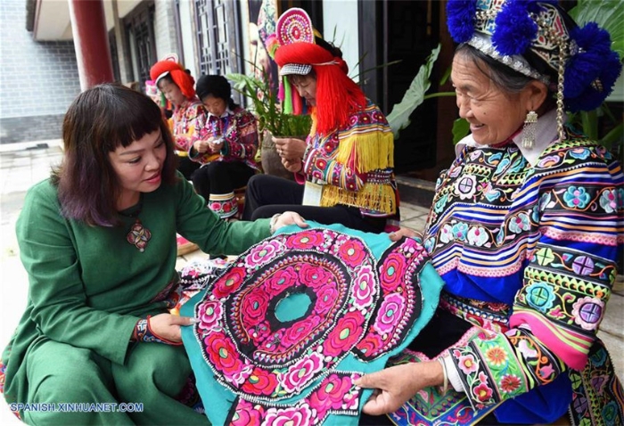 Exhibición de bordado étnico en Yunnan