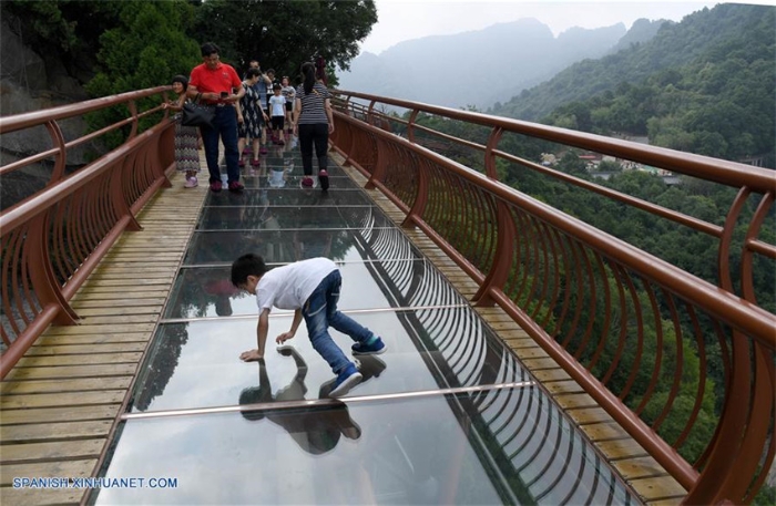 Camino de tablón con suelo de cristal en Shaanxi