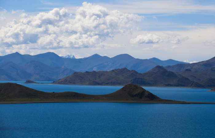 La tranquilidad del lago Yamdroktso en el Tíbet 1