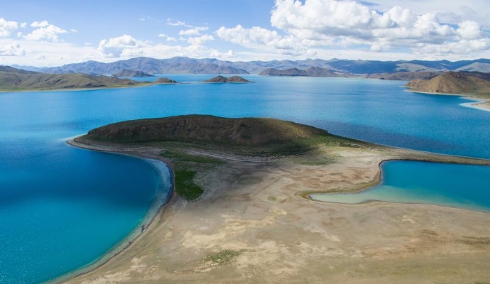 La tranquilidad del lago Yamdroktso en el Tíbet 3