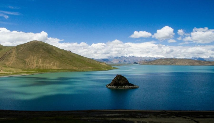 La tranquilidad del lago Yamdroktso en el Tíbet 4